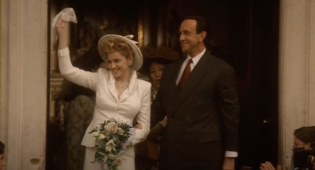 Madonna dans le rôle d'Eva Perón et Jonathan Pryce dans celui de Juan Perón dans le film 