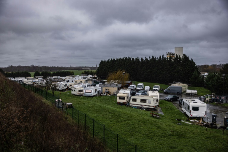 Vue de caravanes garées dans un camping communautaire à Ronchin, dans le nord de la France, le 16 janvier 2023. (AFP - Samir Al-DUMI)