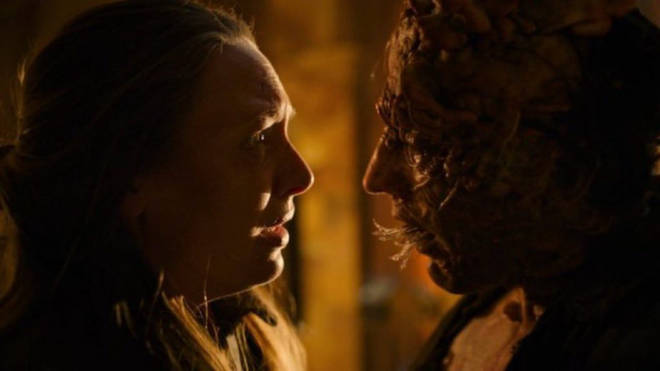 Comment Tess meurt-elle dans The Last of Us ? Pourquoi sa mort a été changée pour le spectacle 4 Tess est embrassée par un infecté avant de se faire exploser dans The Last of Us de HBO