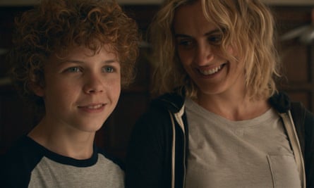 De Nolly à Gunther's Millions : les sept meilleures émissions à streamer cette semaine 6 Colin O'Brien dans le rôle d'Edward et Taylor Schilling dans celui de Lacey dans Dear Edward.
