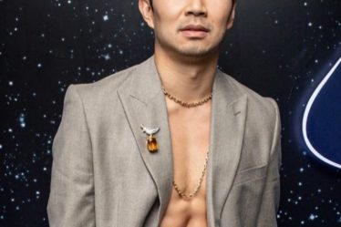 Sexy et il le sait : Le beau gosse de Marvel, Simu Liu, montre ses abdominaux déchirés. - 7