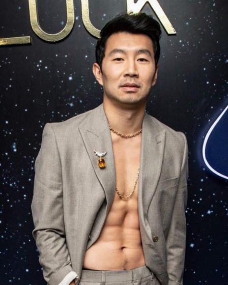 Sexy et il le sait : Le beau gosse de Marvel, Simu Liu, montre ses abdominaux déchirés. 108 Sexy et il le sait : Le beau gosse de Marvel, Simu Liu, montre ses abdominaux déchirés. - 107