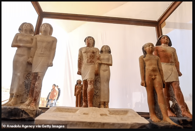 La plus ancienne momie égyptienne de 4 300 ans découverte à ce jour enveloppée d'or 3 Statue de Saqqarah