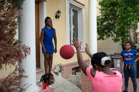 « Chaque jour, j'apprends » : l'identité franco-africaine en France – reportage photo | France 1 Jeunes adolescents jouant devant leur maison familiale à Bezons, Ile de France, 2018