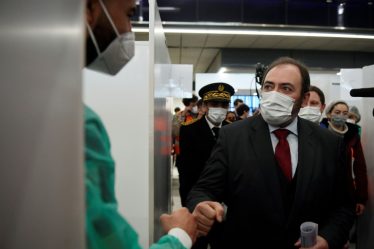 Covid-19 : Tests à l'arrivée des passagers en provenance de Chine pour "surveiller les différentes options", dit Brown - 3