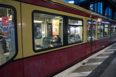 Covid: l'Allemagne va lever les exigences de masque dans les trains et les bus - 9