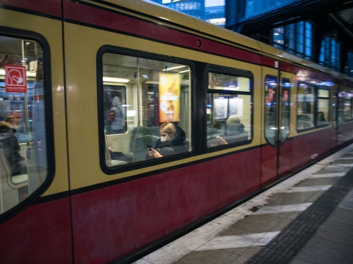 Covid: l'Allemagne va lever les exigences de masque dans les trains et les bus 2 Covid: l'Allemagne va lever les exigences de masque dans les trains et les bus - 1