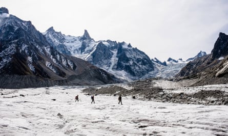 Des hivers chauds record dans certaines parties de l'Europe forcent la fermeture des pistes de ski | L'Europe 1 Randonneurs sur le glacier Mer de Glace, le plus grand glacier du massif du Mont Blanc dans les Alpes françaises.