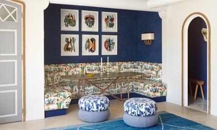 Inverser la tendance avec une maison à thème nautique sur la côte française | Intérieurs 1 L'alcôve capitonnée, avec un mur bleu foncé, avec six grands tableaux carrés dessus, derrière.
