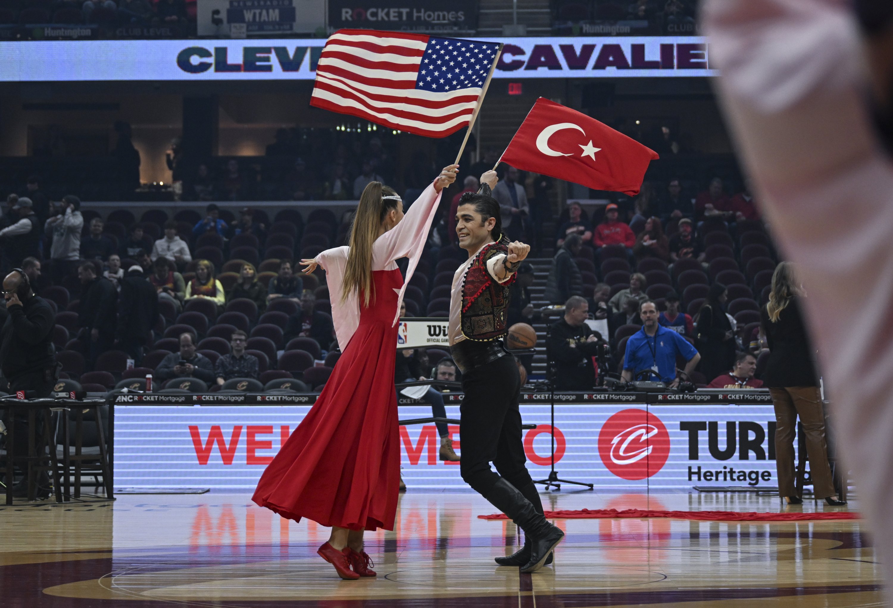 L'Opéra et le Ballet d'État turcs se produisent avant le match de Cleveland 3 L'équipe de danse folklorique turque de l'Opéra et du Ballet d'État turc se produit lors d'un spectacle avant un match des Cleveland Cavaliers contre les LA Clippers à Cleveland, Ohio, États-Unis, le 29 janvier 2023. (AA Photo)
