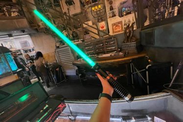 La poignée du sabre laser de l'héritage de Qui-Gon Jinn arrive aux Disney's Hollywood Studios - WDW News Today - 9