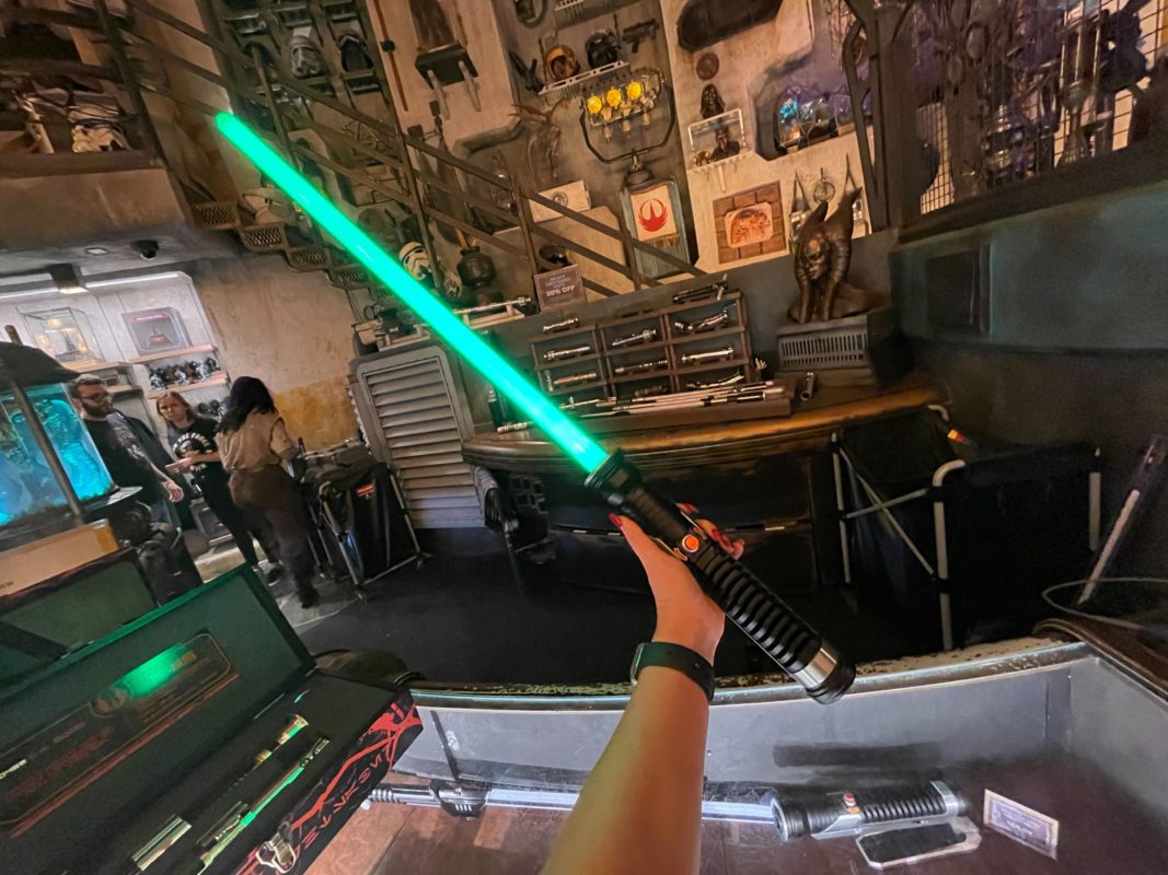 La poignée du sabre laser de l'héritage de Qui-Gon Jinn arrive aux Disney's Hollywood Studios - WDW News Today 2 La poignée du sabre laser de l'héritage de Qui-Gon Jinn arrive aux Disney's Hollywood Studios - WDW News Today - 1