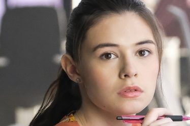 La saison 2 de Yellowjackets ajoute Nicole Maines, François Arnaud, et Nia Sondaya - 7