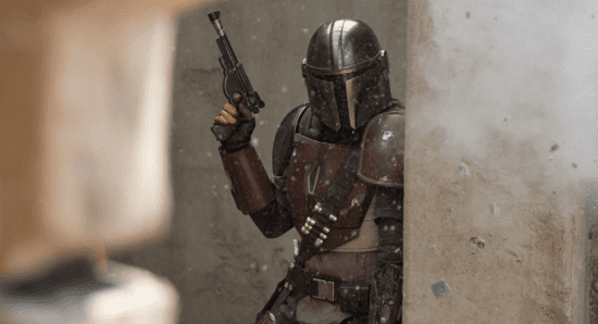 La star de "Mandalorian" cherche à faire le saut chez Marvel - "Je le veux". 11 Din Djarin Le Mandalorien tenant un blaster