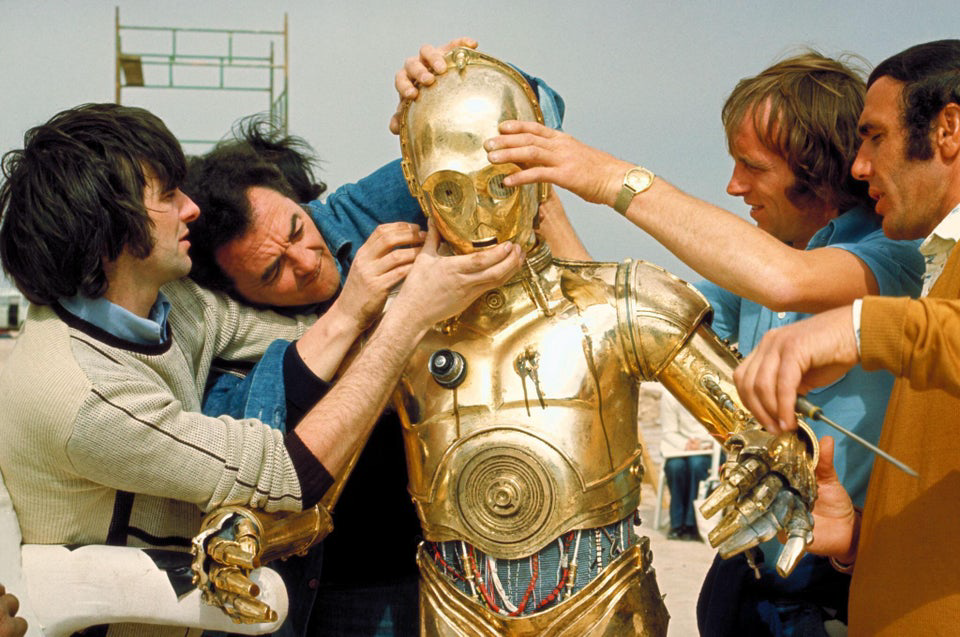 Anthony Daniels se fait visser dans son costume de C-3PO pour 'Star Wars' - METAFLIX