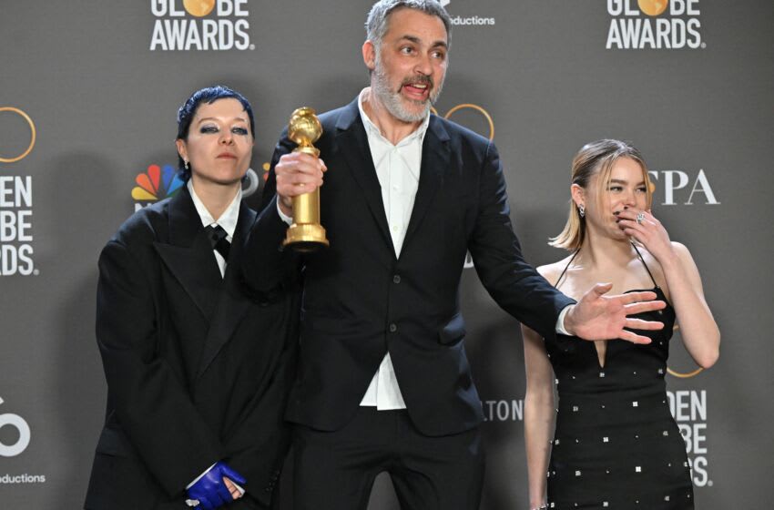 Regardez le House of the Dragon Discours d'acceptation aux Golden Globes 3 (De gauche à droite) L'actrice anglaise Emma D'Arcy, le cinéaste anglais Miguel Sapochnik et l'actrice australienne Milly Alcock posent avec le prix de la meilleure série dramatique pour