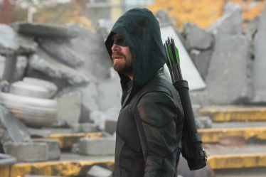 Stephen Amell poste de son retour en tant qu'Arrow pour la dernière saison de The Flash - 7