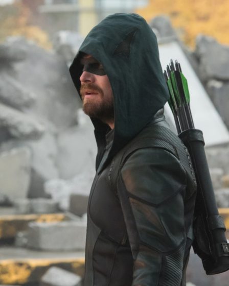 Stephen Amell poste de son retour en tant qu'Arrow pour la dernière saison de The Flash - 1