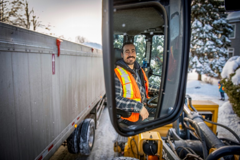 Charles Drolet, employé de la Ville de Montréal, au volant de sa déneigeuse le 27 janvier 2023. (AFP - Sébastien ST-JEAN)