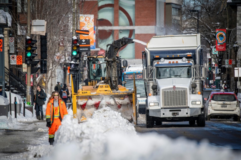 Quelques heures après un blizzard, les responsables de la Ville de Montréal s'affairent à déneiger les rues et les routes, le 27 février 2023. (AFP - Sébastien ST-JEAN)
