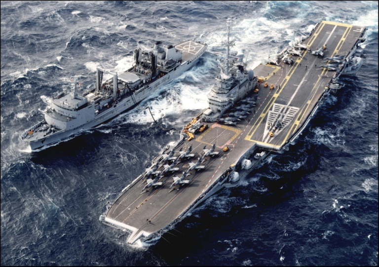 Le porte-avions français Foch escorté par le pétrolier Meuse au large de la mer Adriatique en février 1994 (AFP/Archive - -)