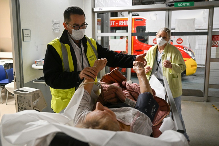 Le docteur Marc Noizet, chef du service des urgences de l'hôpital de Mulhouse, examine une patiente peu après son admission, le 16 janvier 2023. (AFP - SEBASTIEN BOZON)