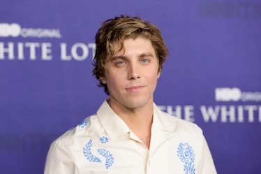Qui joue Adam dans la saison 4 de You ? (âge de Lukas Gage, Instagram, et plus) - 10