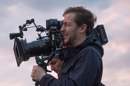 "Tout ce qu'il voulait, c'était servir la France": un frère réalise un film sur la mort d'une recrue d'élite | France 3 Rachid Hami regarde la caméra.