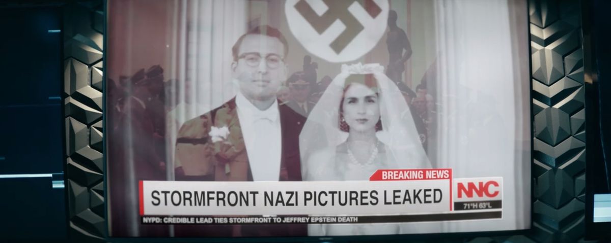 Une capture d'écran de The Boys d'un gros plan sur une télévision montrant une vieille photo en noir et blanc d'un couple de mariés avec le chyron 