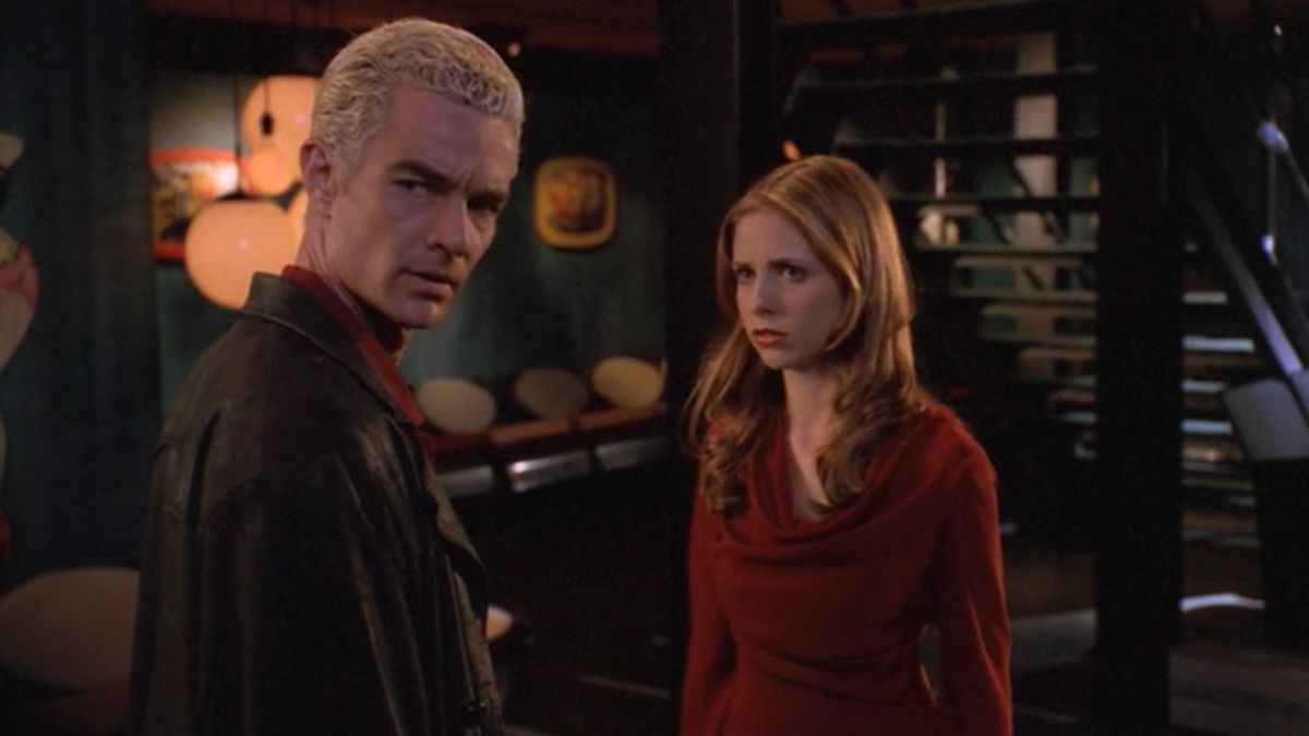 Spike et Buffy regardant en arrière dans l'épisode 