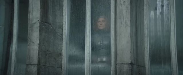 Questions avant la première de la saison 3 de The Mandalorian 4 Bo-Katan regarde par une fenêtre pluvieuse dans MANDALORIAN Saison 3