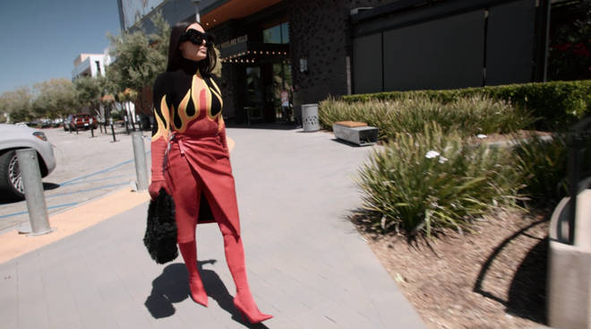 Kim Kardashian appelle les fans de Kanye après qu'elle a été "détruite" suite à une... 4 La tenue de flamme de Kim Kardashian a été torréfiée par les gens sur les réseaux sociaux