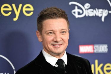 La star de Marvel Jeremy Renner partage une vidéo de rééducation après un accident de chasse-neige - WDW News Today - 9