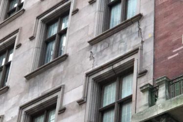 BREAKING - littéralement : Les travaux de fondation de la tour controversée de la 5e avenue entraînent l'évacuation du bâtiment historique voisin - The Village Sun - 12