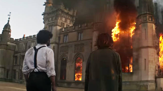 Penn Badgley dit qu'il a eu COVID-19 en train de filmer la scène d'incendie "intense" dans You saison 4 4 La scène du feu dans You saison 4, épisode 5