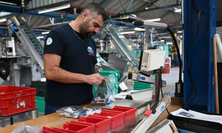 La dernière usine Meccano dédiée au monde ferme ses portes en France | Secteur manufacturier 2 Un ouvrier vérifie les emballages sur la ligne de production de Meccano.
