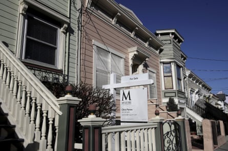 Jusqu'où iront les prix de l'immobilier ? Leçons du Royaume-Uni, des États-Unis, d'Europe et d'ailleurs | Prix des maisons 7 Un panneau immobilier est affiché devant une maison à vendre à San Francisco.