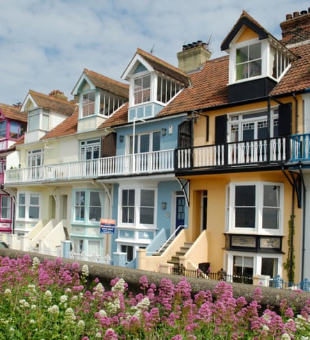 Jusqu'où iront les prix de l'immobilier ? Leçons du Royaume-Uni, des États-Unis, d'Europe et d'ailleurs | Prix des maisons 8 Maisons colorées en bord de mer et fleurs sauvages à Whitstable, Kent, Angleterre, en 2007.