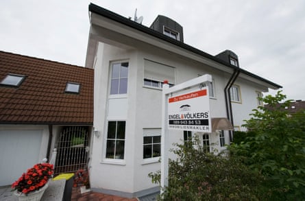 Jusqu'où iront les prix de l'immobilier ? Leçons du Royaume-Uni, des États-Unis, d'Europe et d'ailleurs | Prix des maisons 4 Une enseigne à vendre est accrochée à l'extérieur d'une propriété résidentielle à Unterschleißheim, près de Munich, en Allemagne, en 2010.