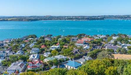 Jusqu'où iront les prix de l'immobilier ? Leçons du Royaume-Uni, des États-Unis, d'Europe et d'ailleurs | Prix des maisons 3 Vue aérienne du quartier de Devonport à Auckland, Nouvelle-Zélande