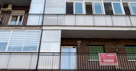 Jusqu'où iront les prix de l'immobilier ? Leçons du Royaume-Uni, des États-Unis, d'Europe et d'ailleurs | Prix des maisons 5 A vendre enseigne dans un immeuble à Madrid, Espagne, en 2021.
