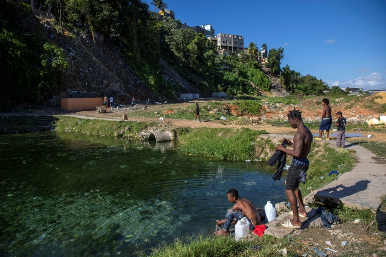 Des gens se baignent dans la rivière Isabela, le 9 février 2023 (AFP - Erika SANTELICES)