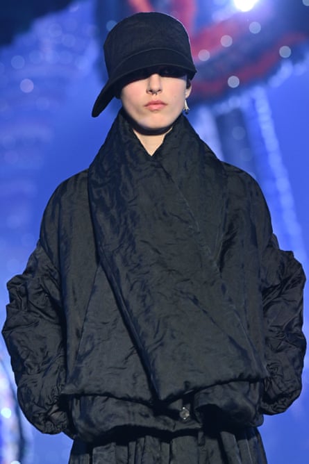Dior revient dans les années 1950 avec l'ouverture de la Fashion Week de Paris | Dior 2 Cloche noire sur un mannequin sur le podium