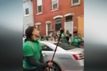 Des voitures endommagées par des foules indisciplinées dans le nord de Philadelphie avant le Super Bowl 57 - 9
