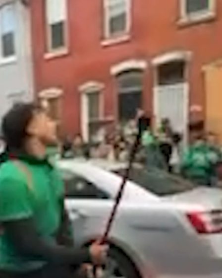 Des voitures endommagées par des foules indisciplinées dans le nord de Philadelphie avant le Super Bowl 57 94 Des voitures endommagées par des foules indisciplinées dans le nord de Philadelphie avant le Super Bowl 57 - 93