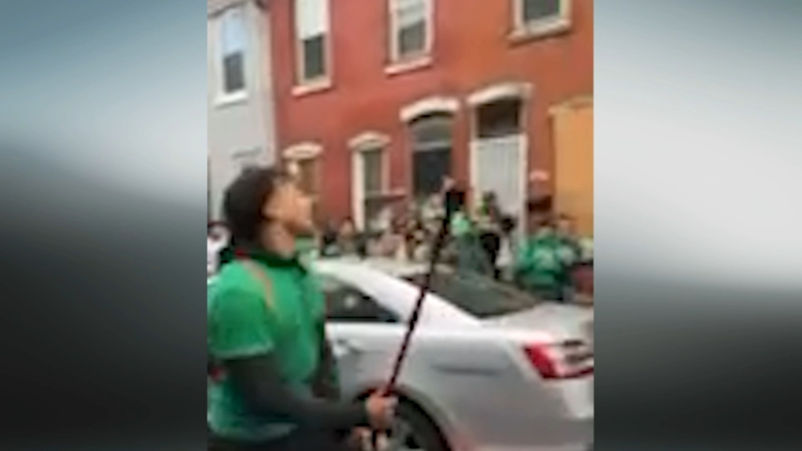 Des voitures endommagées par des foules indisciplinées dans le nord de Philadelphie avant le Super Bowl 57 - 1