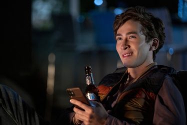 Dylan Arnold (Theo) est-il dans la saison 4 de You ? - 7