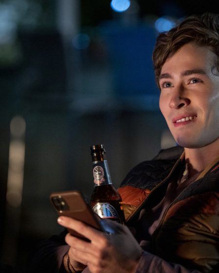 Dylan Arnold (Theo) est-il dans la saison 4 de You ? 101 Dylan Arnold (Theo) est-il dans la saison 4 de You ? - 100