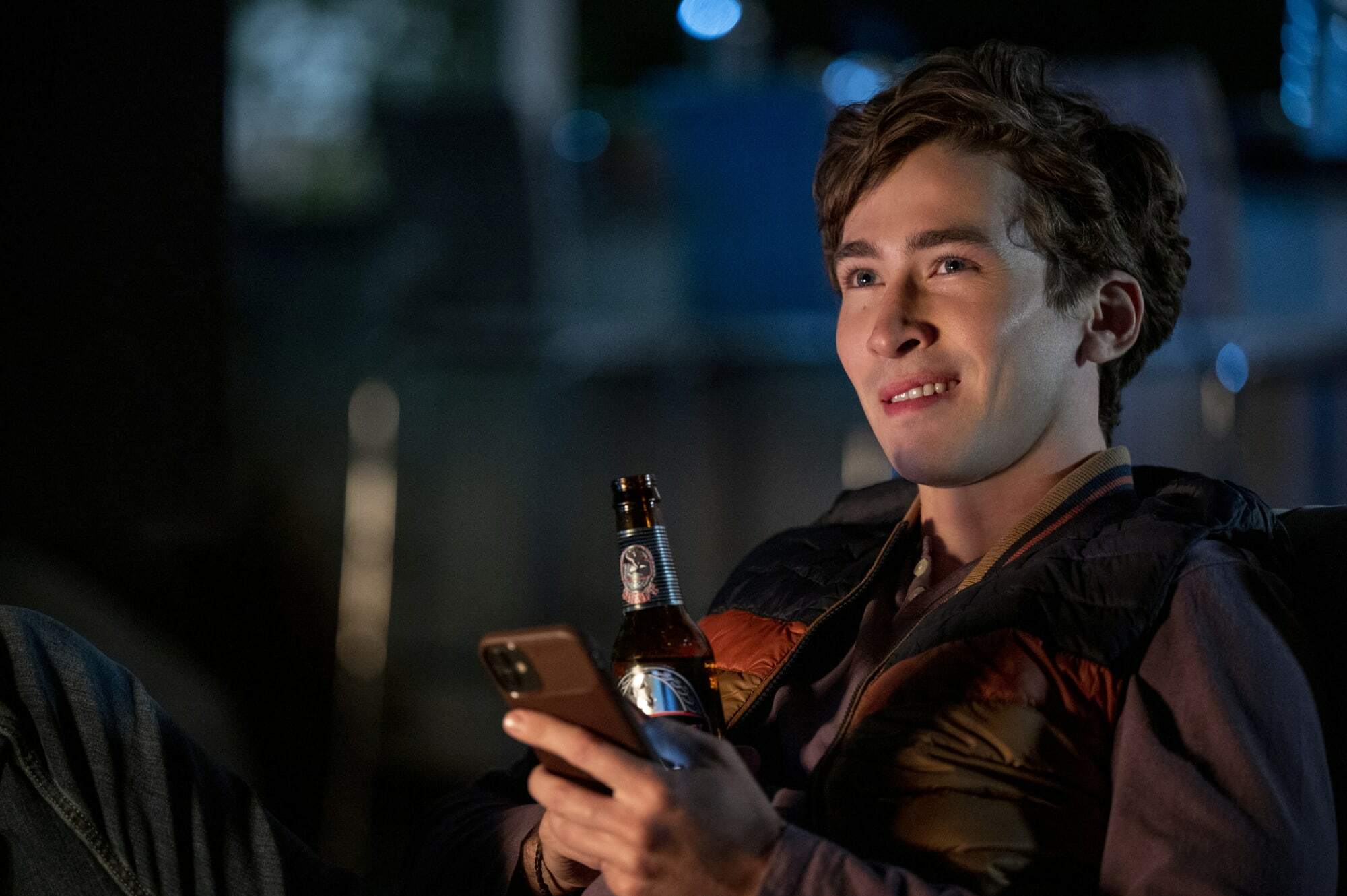 Dylan Arnold (Theo) est-il dans la saison 4 de You ? - 1