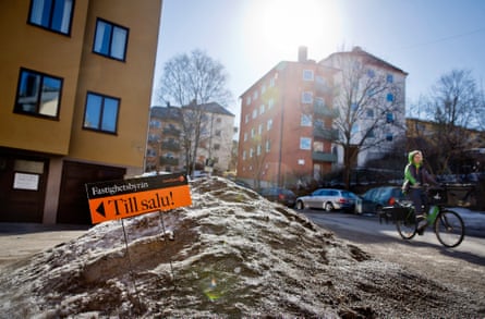 Jusqu'où iront les prix de l'immobilier ? Leçons du Royaume-Uni, des États-Unis, d'Europe et d'ailleurs | Prix des maisons 1 Une enseigne à vendre dans la rue à l'extérieur des bâtiments résidentiels du quartier Midsommarkransen de Stockholm, en Suède, en 2013.